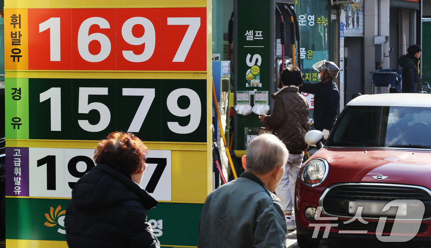 (서울=뉴스1) 장수영 기자 = 28일 서울의 한 주유소를 찾은 시민이 차량에 기름을 넣고 있다.최상목 경제부총리 겸 기획재정부 장관은 올해 종료 예정이던 유류세 인하 조치를 내년 …