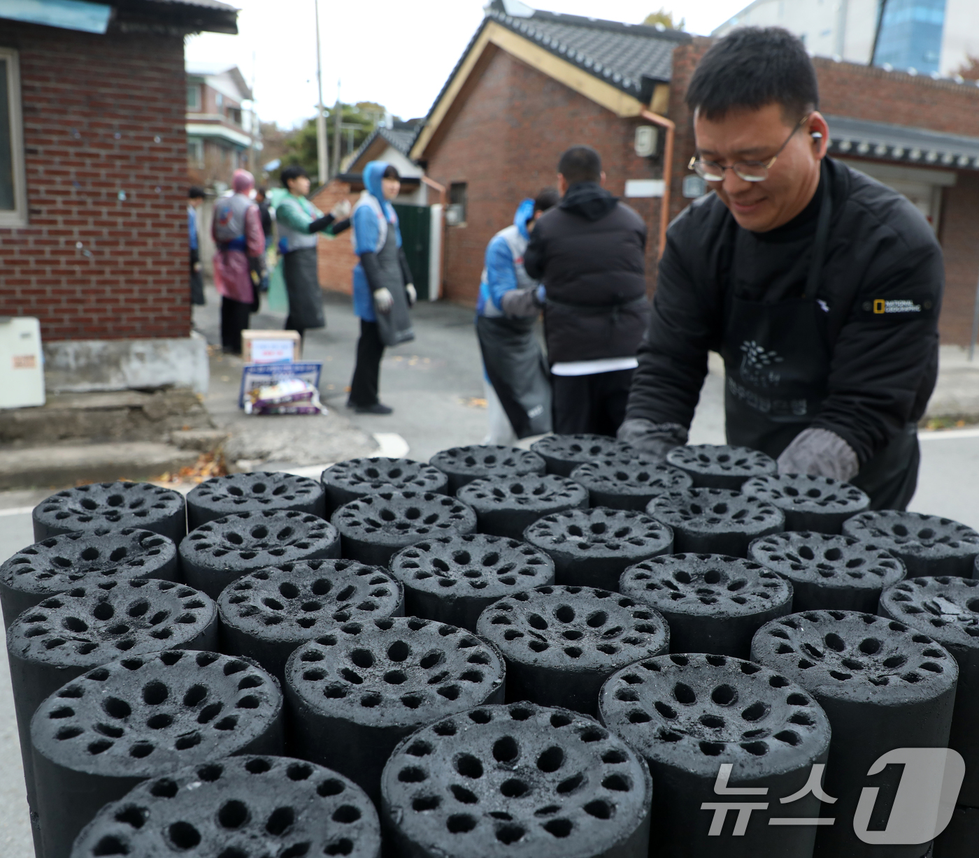 (완주=뉴스1) 유경석 기자 = 28일 전북자치도 완주군 삼례읍 일원에서 열린 사랑의 연탄 나눔 봉사 현장에서 봉사자들이 연탄을 나르고 있다. 2024.11.28/뉴스1