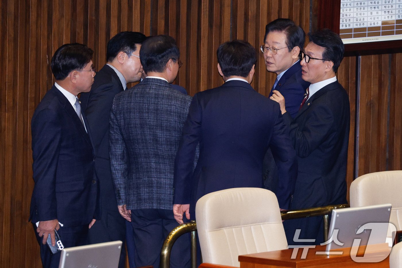 본문 이미지 - 이재명 더불어민주당 대표가 28일 오후 서울 여의도 국회에서 열린 제418회국회&#40;정기회&#41; 제13차 본회의에서 박찬대 원내대표, 김민석 최고위원, 박정 예결위원장 등과 대화하고 있다. 2024.11.28/뉴스1 ⓒ News1 안은나 기자