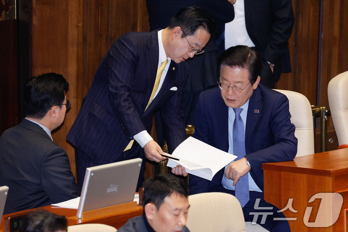 (서울=뉴스1) 안은나 기자 = 이재명 더불어민주당 대표와 박찬대 원내대표, 박성준 원내수석부대표가 28일 오후 서울 여의도 국회에서 열린 제418회국회(정기회) 제13차 본회의에 …