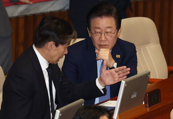 李대통령, 조국·윤미향 정치사면 논란…'국민통합' 시험대