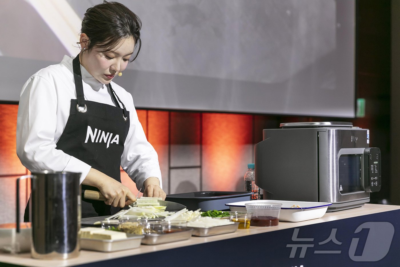 본문 이미지 - '흑백요리사'에 장사천재 조사장으로 참가한 조서형 셰프가 닌자 콤비 올인원 멀티 쿠커를 이용해 요리를 하고 있다.(샤크닌자 제공)