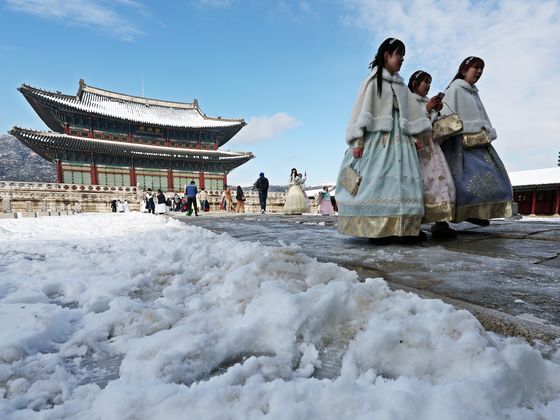 12월 첫날 전국 '포근' 곳곳 비…안개·빙판길 주의[오늘날씨]