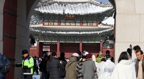 경복궁, '폭설 정비 후 관람 재개합니다'