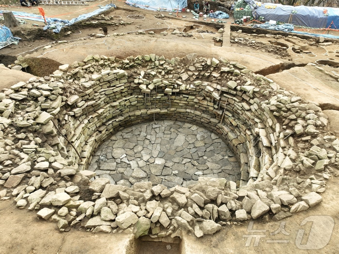 본문 이미지 - ‘양주대모산성’ 발굴조사, 궁예의 나라 '태봉' 관련 목간 출토. 2024.11.28/뉴스1 ⓒ News1 (사진=양주시 제공)