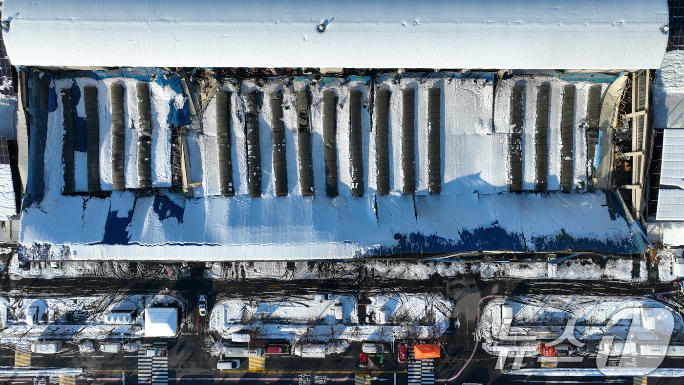 본문 이미지 - 서울을 비롯한 수도권에 기록적인 폭설이 쏟아진 28일 오후 경기 안양시 동안구 안양농수산물시장 지붕이 무너져 통제되고 있다. 2024.11.28/뉴스1 ⓒ News1 김영운 기자