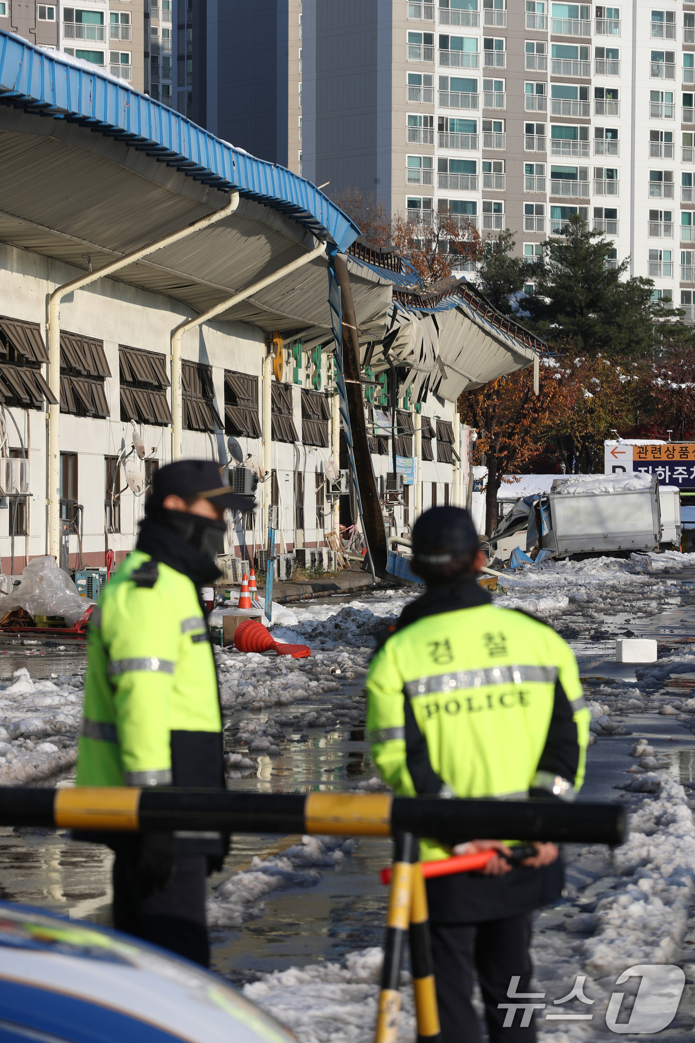 (안양=뉴스1) 김영운 기자 = 서울을 비롯한 수도권에 기록적인 폭설이 쏟아진 28일 오후 경기 안양시 동안구 안양농수산물시장 지붕이 무너져 통제되고 있다. 2024.11.28/뉴 …