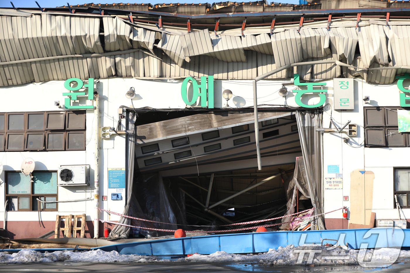 본문 이미지 - 서울을 비롯한 수도권에 기록적인 폭설이 쏟아진 28일 오후 경기 안양시 동안구 안양농수산물시장 지붕이 무너져 통제되고 있다. 2024.11.28/뉴스1 ⓒ News1 김영운 기자