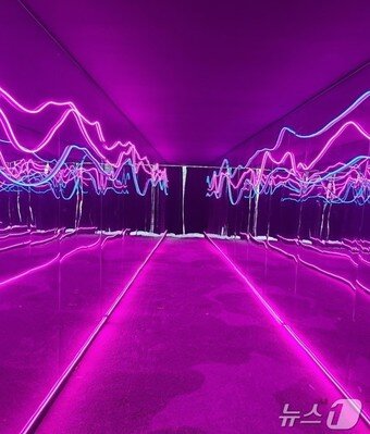 본문 이미지 - 라운지 입구부터 게임 세상으로 빨려 들어가는 몽환적인 느낌으로 꾸몄다. ⓒ News1 김민석 기자