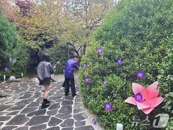 본문 이미지 - 일본인 연인이 '슈퍼바이브 게임 라운지 in 성수-위습 가든'에서 '뚱냥이 찾기' 미션을 수행하고 있다.ⓒ News1 김민석 기자