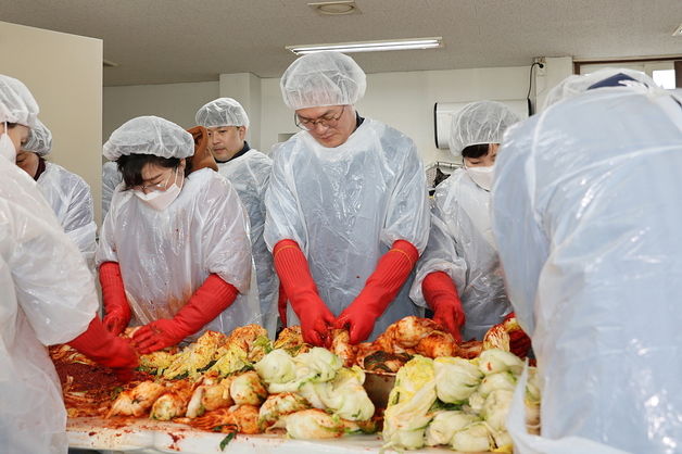 새울원전 '김치 나눔' 봉사활동…복지지설·저소득가구에 전달