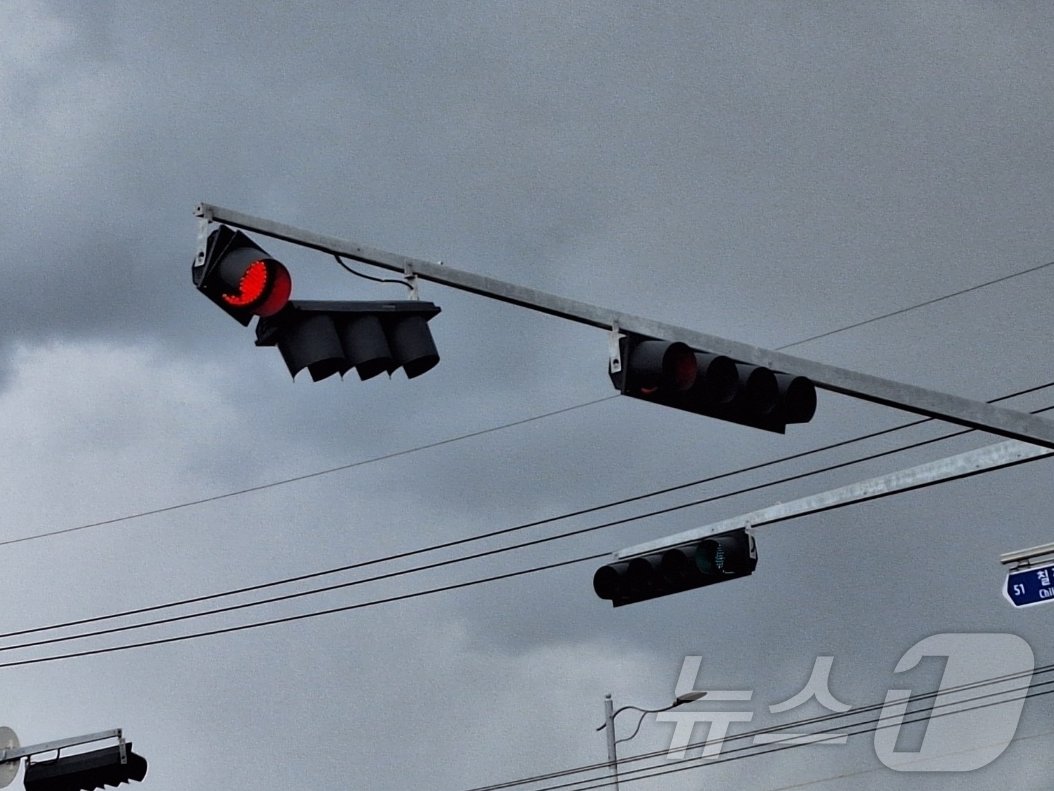 본문 이미지 - 28일 오전 10시35분쯤 제주시 한경면 소재 도로에서 신호등 일부가 떨어져 소방당국이 안전조치를 취했다.(제주소방안전본부 제공)2024.11.28/뉴스1 ⓒ News1 홍수영 기자