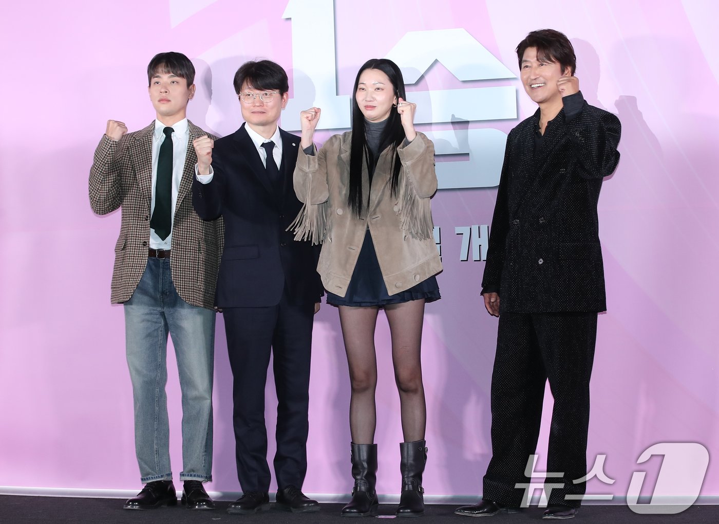 본문 이미지 - 배우 박정민(왼쪽부터)과 신언식 감독, 장윤주, 송강호가 28일 서울 용산구 CGV용산아이파크몰에서 열린 영화 '1승' 제작보고회에서 포즈를 취하고 있다. '1승'은 이겨본 적이 없는 감독과 이길 생각이 없는 구단주, 이기는 법을 모르는 선수들까지 승리의 가능성이 1도 없는 여자배구단이 1승을 위해 도전에 나서는 이야기를 담은 작품이다. 2024.11.28/뉴스1 ⓒ News1 권현진 기자