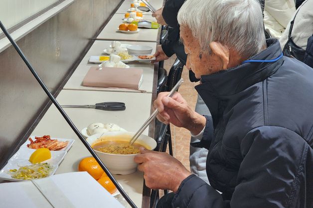 주민들 점심에 라면 공짜…광주 광산구 나눔식당 문 열어