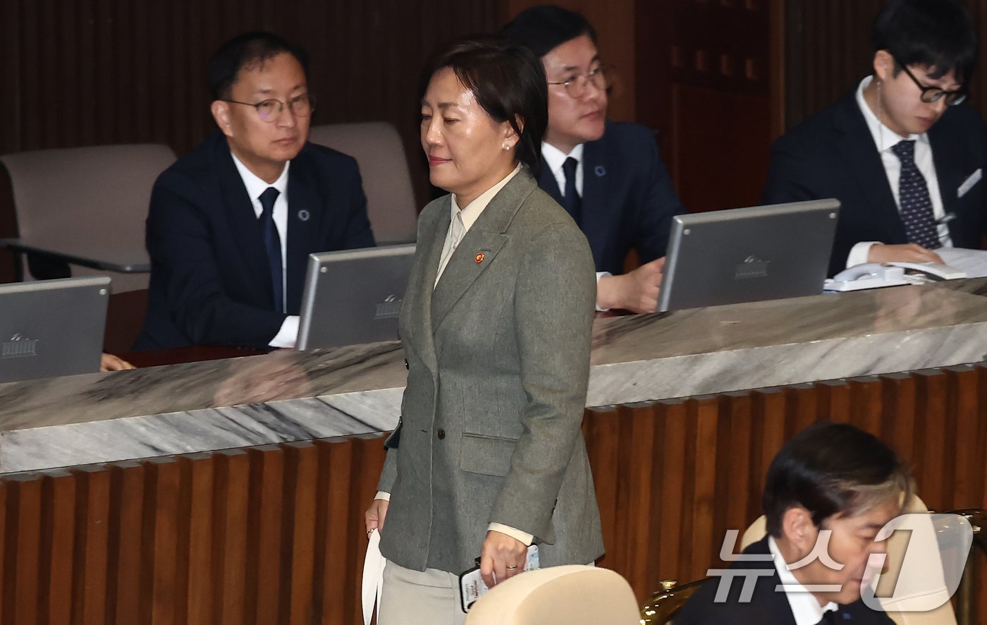 송미령 농림축산식품부 장관이 28일 오후 서울 여의도 국회에서 열린 제418회국회&#40;정기회&#41; 제13차 본회의에서 농수산물 유통 및 가격안정에 관한 법률 일부개정법률안&#40;대안&#41;이 통과되자 본회의장을 나서고 있다. 2024.11.28/뉴스1 ⓒ News1 김민지 기자