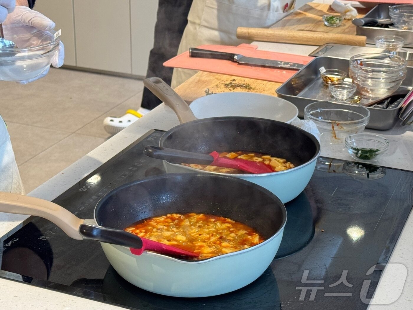 본문 이미지 - 오뚜기의 브랜드 경험 공간 '오키친 스튜디오'에서 마파두부를 만드는 쿠킹 클래스를 진행했다.2024.11.28/뉴스1 ⓒ News1 이강 기자