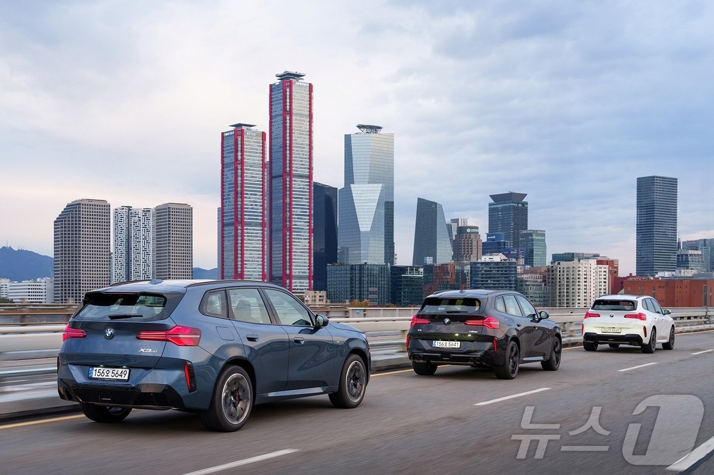 본문 이미지 - 주행 중인 BMW 신형 X3 뒷모습.(BMW 제공) 