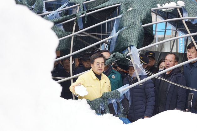 '폭설로 구조물 붕괴'…김동연, 도깨비시장 상인 만나 복구지원 약속