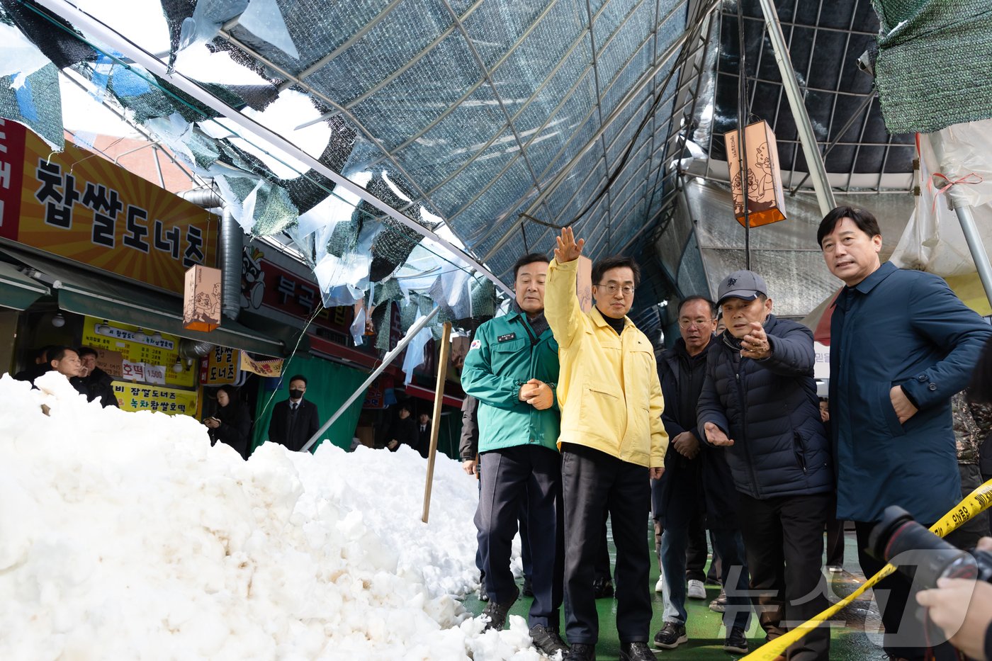 28일 오후 김동연 도지사가 의왕시 소재 도깨비시장에 방문하여 폭설 피해 현장확인 및 점검, 현황청취를 하고 있다.