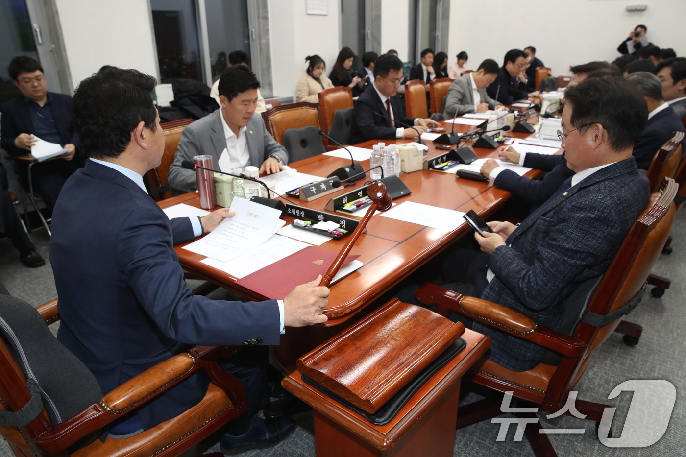 본문 이미지 - 박정 예결특위 예산안등조정소위원장이 28일 오후 서울 여의도 국회에서 열린 예산결산특별위원회의 예산안등조정소위원회에서 의사봉을 두드리고 있다. 2024.11.28/뉴스1 ⓒ News1 이광호 기자