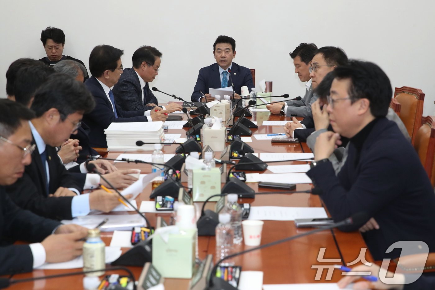 본문 이미지 - 박정 예결특위 예산안등조정소위원장이 28일 오후 서울 여의도 국회에서 열린 예산결산특별위원회의 예산안등조정소위원회를 주재하고 있다.2024.11.28/뉴스1 ⓒ News1 이광호 기자