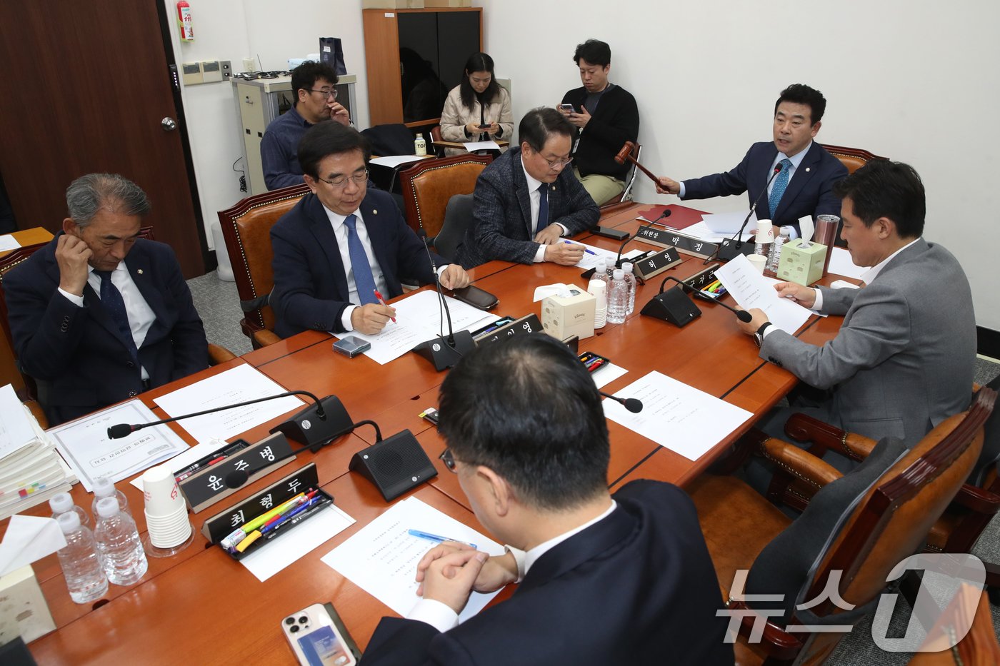 본문 이미지 - 박정 예결특위 예산안등조정소위원장이 28일 오후 서울 여의도 국회에서 열린 예산결산특별위원회의 예산안등조정소위원회에서 의사봉을 두드리며 안건을 상정하고 있다..2024.11.28/뉴스1 ⓒ News1 이광호 기자