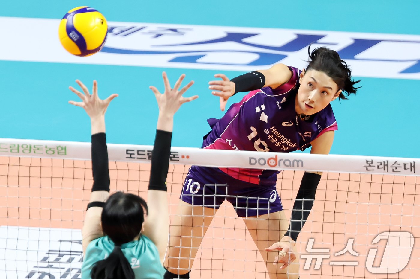 본문 이미지 - 28일 오후 서울 중구 장충체육관에서 열린 프로배구 &#39;도드람 2024-2025 V-리그&#39; 여자부 GS칼텍스 서울KIXX와 흥국생명 핑크스파이더스의 경기에서 흥국생명 김연경이 공격을 시도하고 있다. 2024.11.28/뉴스1 ⓒ News1 민경석 기자