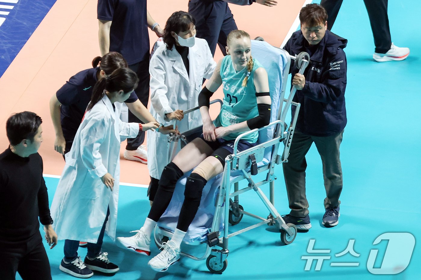 본문 이미지 - 28일 오후 서울 중구 장충체육관에서 열린 프로배구 '도드람 2024-2025 V-리그' 여자부 GS칼텍스 서울KIXX와 흥국생명 핑크스파이더스의 경기에서 GS칼텍스 스테파니 와일러가 부상을 당해 코트를 떠나고 있다. 2024.11.28/뉴스1 ⓒ News1 민경석 기자