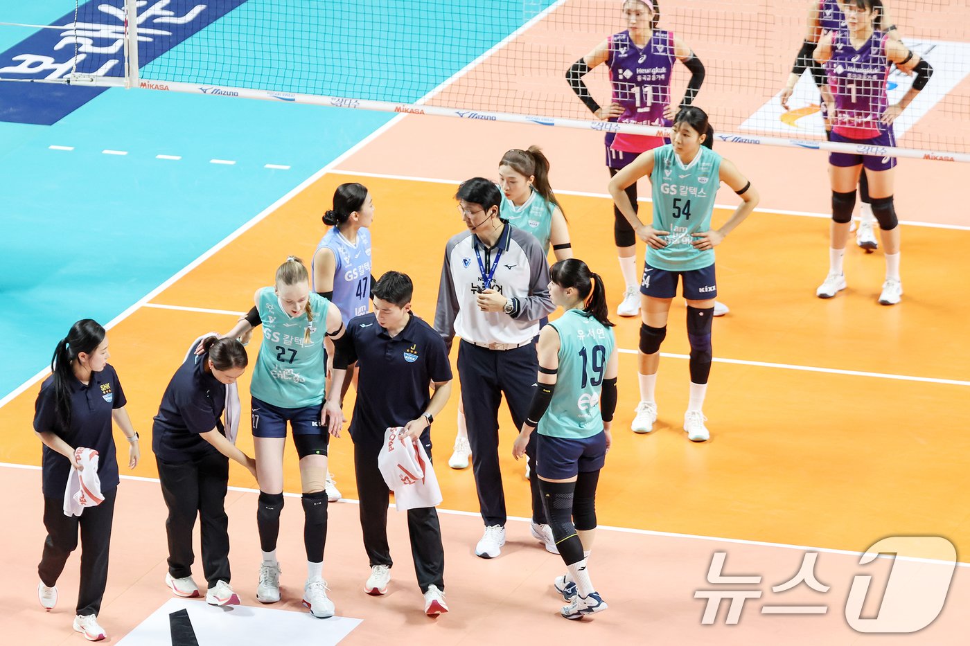본문 이미지 - 28일 오후 서울 중구 장충체육관에서 열린 프로배구 '도드람 2024-2025 V-리그' 여자부 GS칼텍스 서울KIXX와 흥국생명 핑크스파이더스의 경기에서 GS칼텍스 스테파니 와일러가 부상을 당해 코트를 떠나고 있다. 2024.11.28/뉴스1 ⓒ News1 민경석 기자