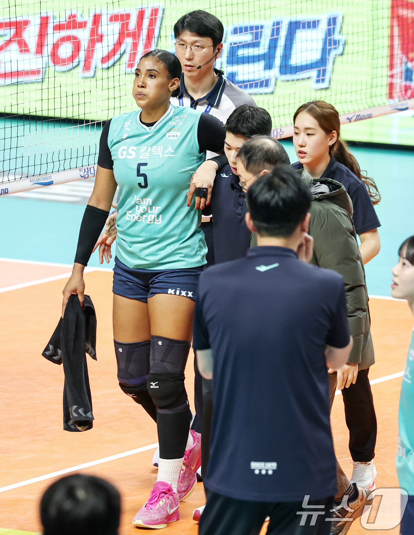 본문 이미지 - 28일 오후 서울 중구 장충체육관에서 열린 프로배구 '도드람 2024-2025 V-리그' 여자부 GS칼텍스 서울KIXX와 흥국생명 핑크스파이더스의 경기에서 GS칼텍스 지젤 실바가 부상을 당해 코트를 떠나고 있다. 2024.11.28/뉴스1 ⓒ News1 민경석 기자