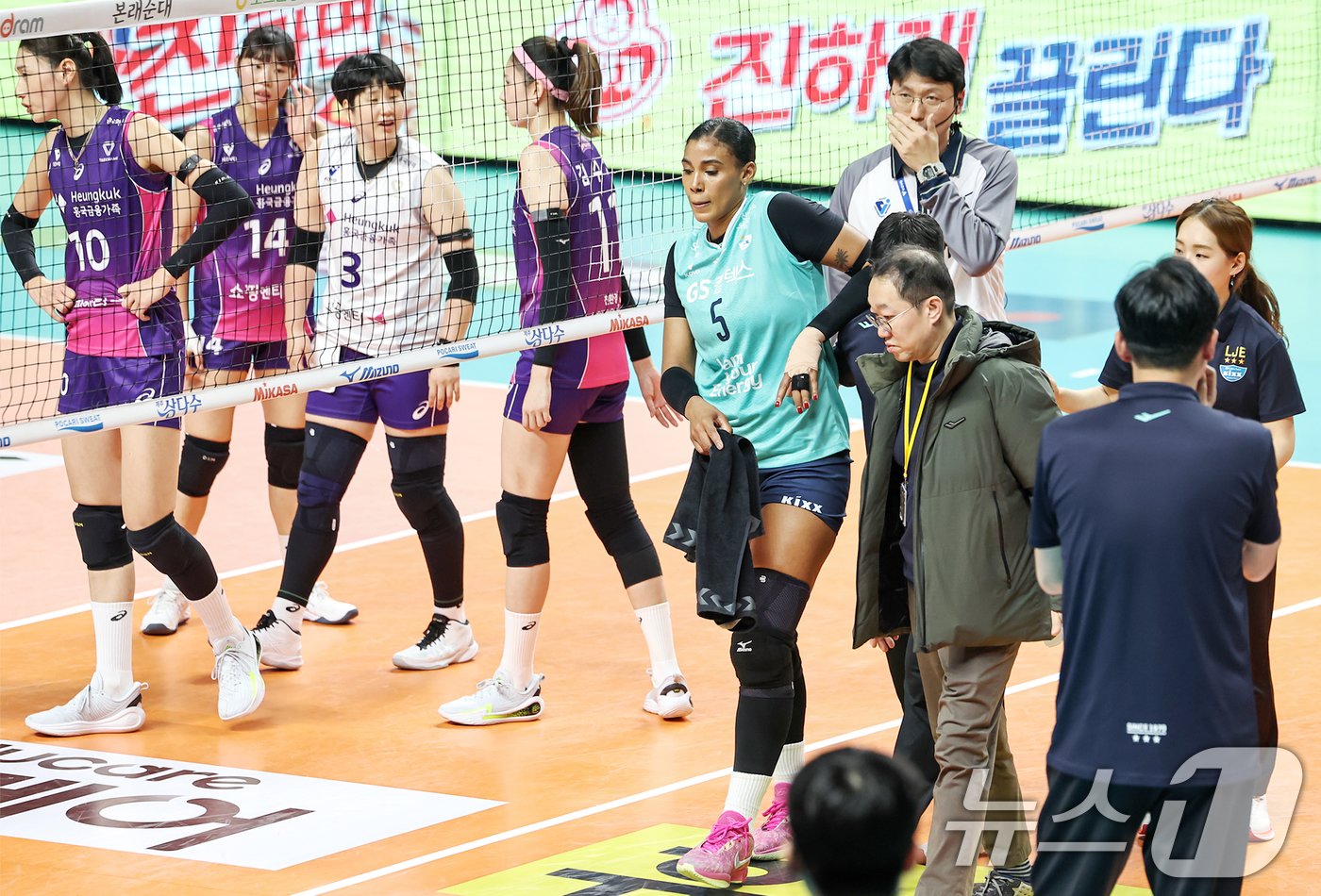본문 이미지 - 28일 오후 서울 중구 장충체육관에서 열린 프로배구 '도드람 2024-2025 V-리그' 여자부 GS칼텍스 서울KIXX와 흥국생명 핑크스파이더스의 경기에서 GS칼텍스 지젤 실바가 부상을 당해 코트를 떠나고 있다. 2024.11.28/뉴스1 ⓒ News1 민경석 기자