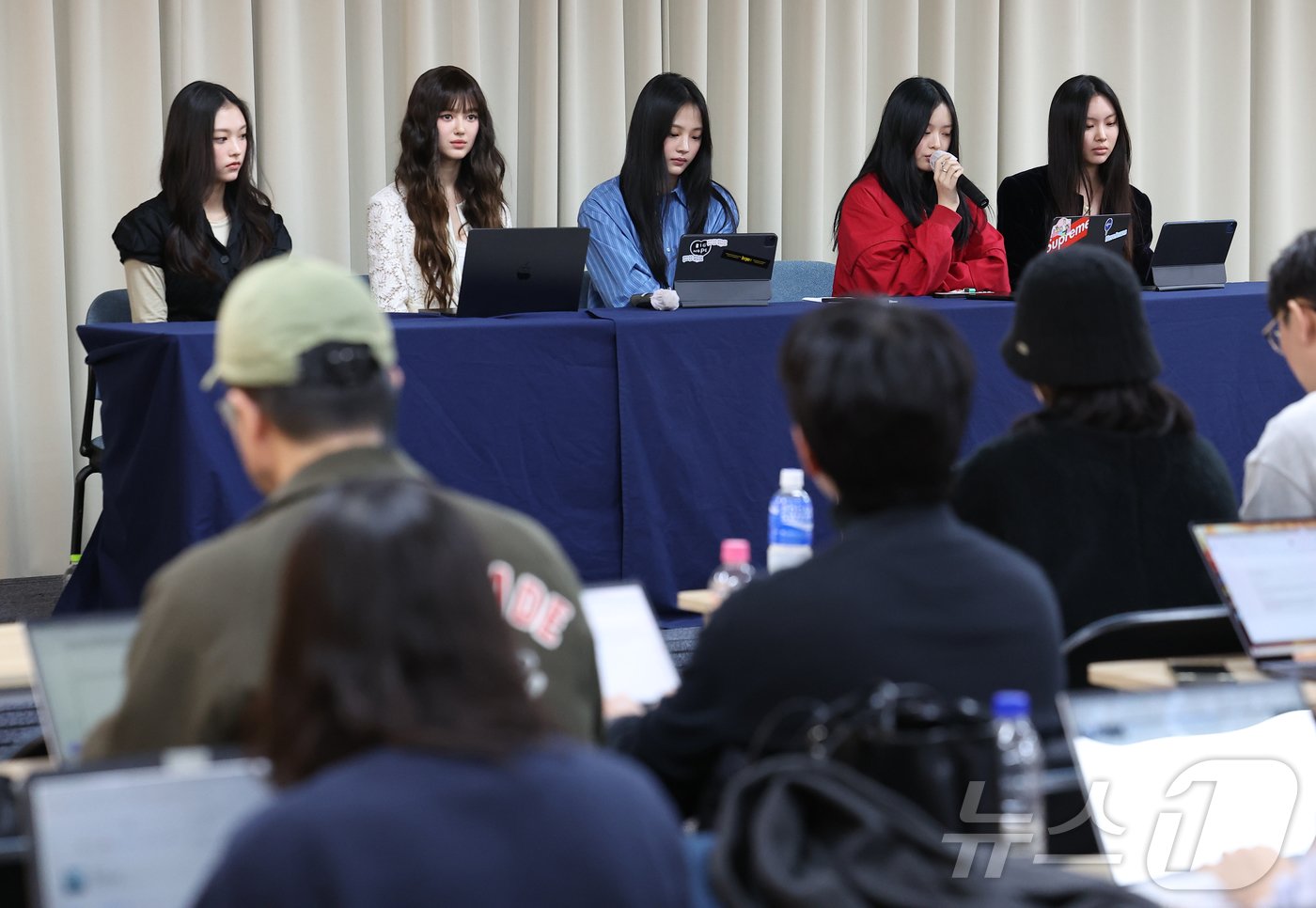 걸그룹 뉴진스가 28일 오후 서울 강남구 스페이스쉐어 삼성역센터에서 열린 전속계약 해지 관련 기자회견에 참석해 있다. 왼쪽부터 해린, 다니엘, 민지, 하니, 혜인. &#40;공동취재&#41; 2024.11.28/뉴스1 ⓒ News1 권현진 기자