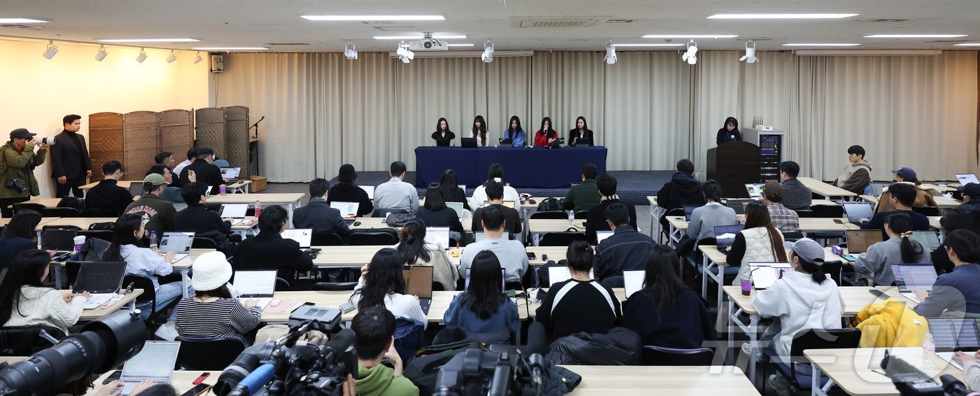 그룹 뉴진스가 28일 서울 강남구 스페이스쉐어 삼성역센터에서 어도어와의 전속계약 해지 관련 긴급 기자회견을 하고 있다. 왼쪽부터 해린, 다니엘, 하니, 민지, 혜인. &#40;공동취재&#41; 2024.11.28/뉴스1