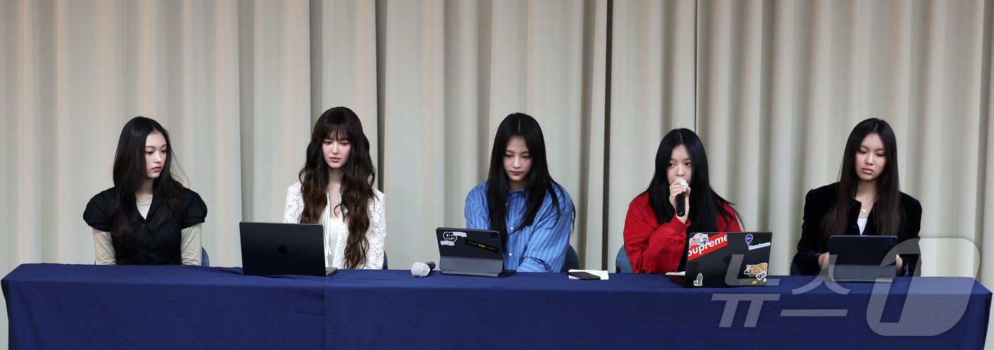 본문 이미지 - 그룹 뉴진스가 28일 서울 강남구 스페이스쉐어 삼성역센터에서 어도어와의 전속계약 해지 관련 긴급 기자회견을 하고 있다. 왼쪽부터 해린, 다니엘, 하니, 민지, 혜인. (공동취재) 2024.11.28/뉴스1 ⓒ News1 권현진 기자