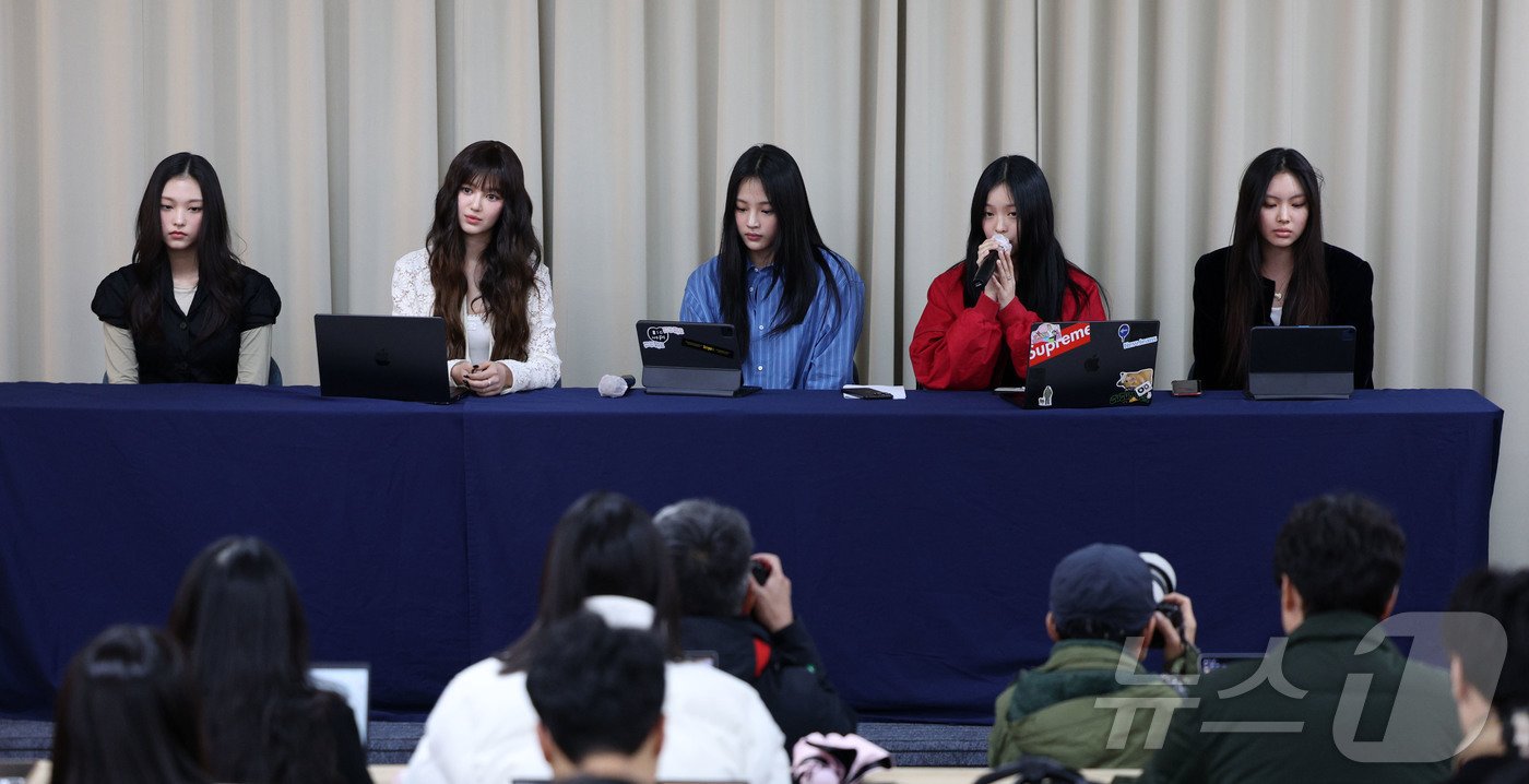 본문 이미지 - 그룹 뉴진스가 28일 서울 강남구 스페이스쉐어 삼성역센터에서 어도어와의 전속계약 해지 관련 긴급 기자회견을 하고 있다. 왼쪽부터 해린, 다니엘, 하니, 민지, 혜인. (공동취재) 2024.11.28/뉴스1