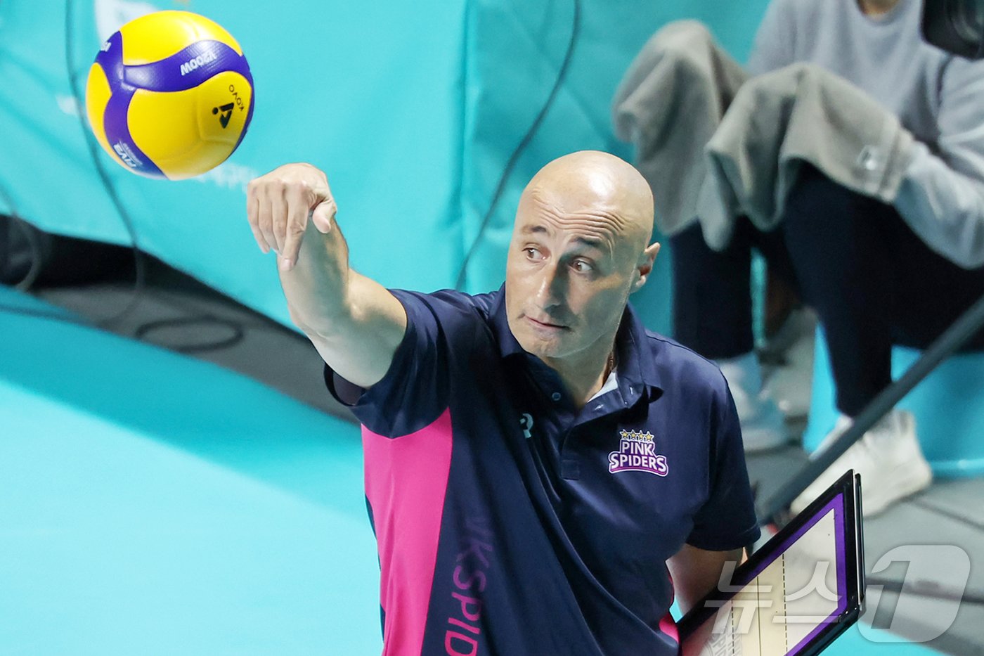 본문 이미지 - 28일 오후 서울 중구 장충체육관에서 열린 프로배구 '도드람 2024-2025 V-리그' 여자부 GS칼텍스 서울KIXX와 흥국생명 핑크스파이더스의 경기에서 마르첼로 아본단자 흥국생명 감독이 공을 건네고 있다. 2024.11.28/뉴스1 ⓒ News1 민경석 기자