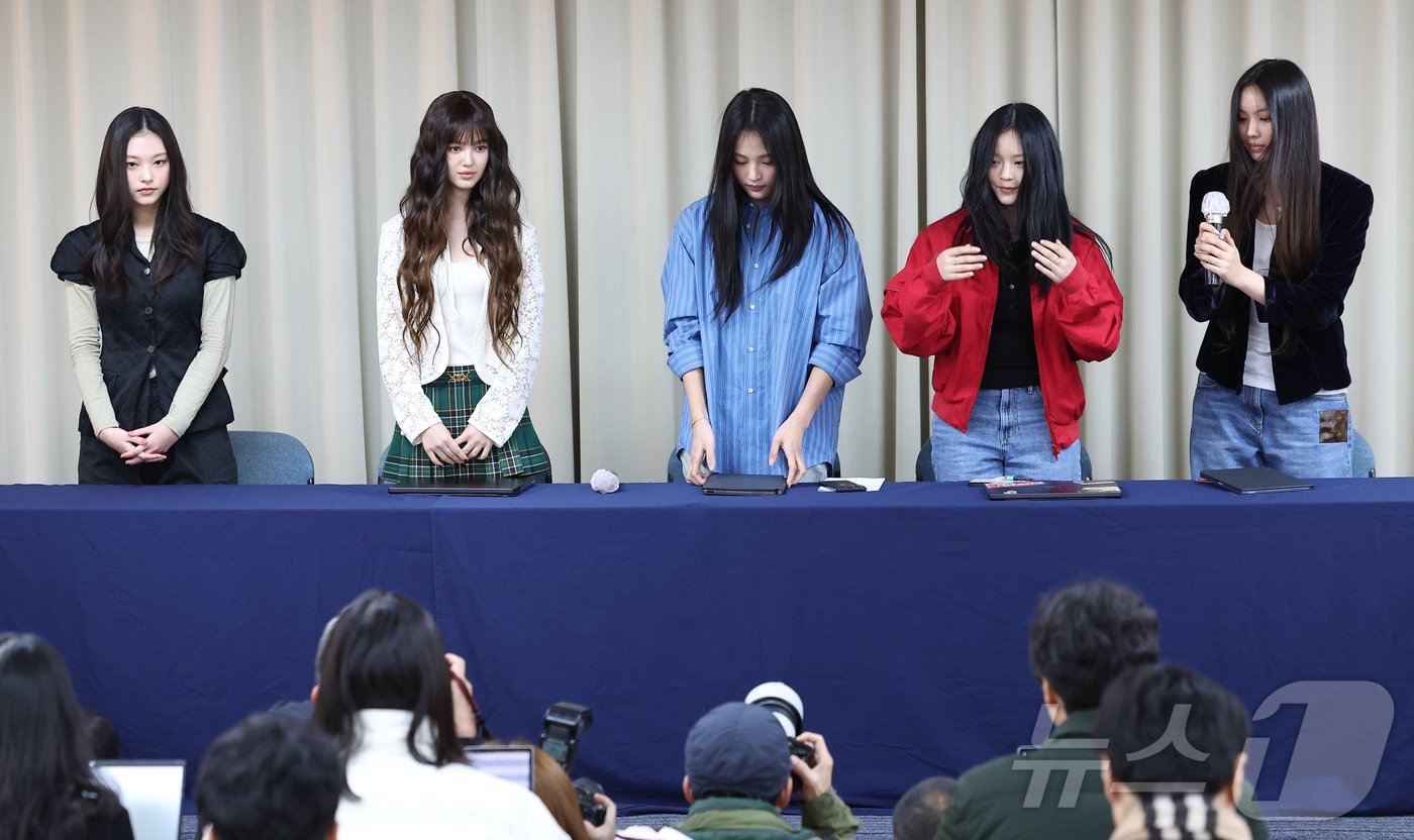 본문 이미지 - 걸그룹 뉴진스가 28일 오후 서울 강남구 스페이스쉐어 삼성역센터에서 열린 전속계약 해지 관련 기자회견에 참석해 있다. 왼쪽부터 해린, 다니엘, 민지, 하니, 혜인. (공동취재) 2024.11.28/뉴스1 ⓒ News1 권현진 기자