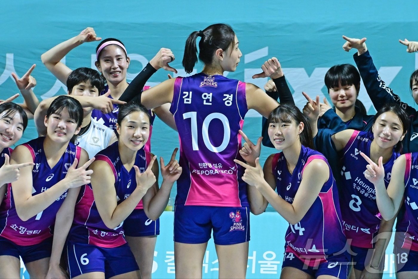 본문 이미지 - 28일 오후 서울 중구 장충체육관에서 열린 프로배구 '도드람 2024-2025 V-리그' 여자부 GS칼텍스 서울KIXX와 흥국생명 핑크스파이더스의 경기에서 흥국생명 선수들이 세트스코어 3대1 승리 후 개막 10연승을 기념하며 사진을 촬영하고 있다. (한국배구연맹 제공) 2024.11.28/뉴스1