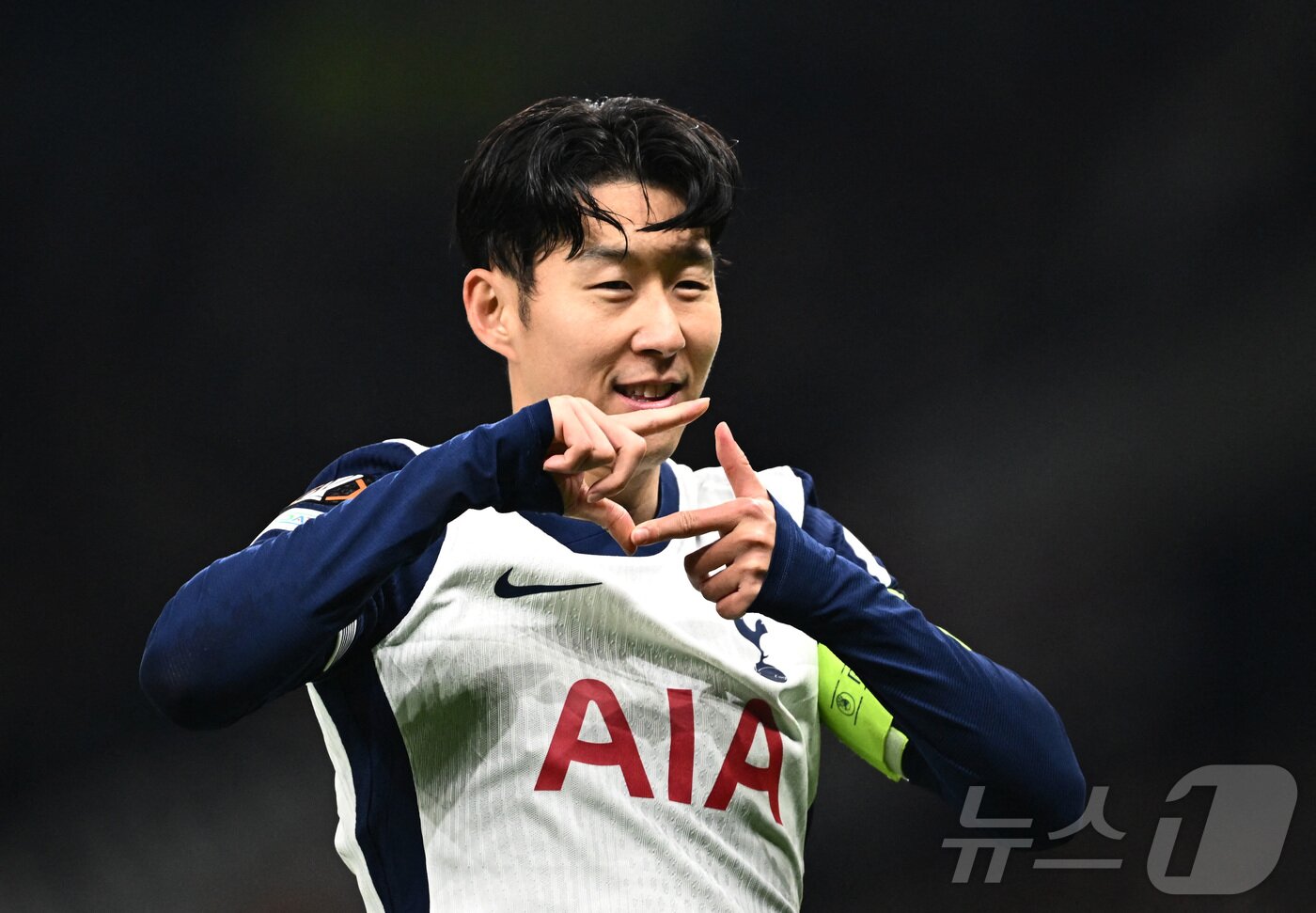 본문 이미지 - 토트넘 손흥민이 29일&#40;한국시간&#41; 영국 런던 토트넘 홋스퍼 스타디움에서 열린 AS로마와 2024-25 UEL 리그 페이즈 5차전 경기에서 페널티킥 득점을 성공시키고 기뻐하고 있다. 2024.11.29 ⓒ 로이터=뉴스1
