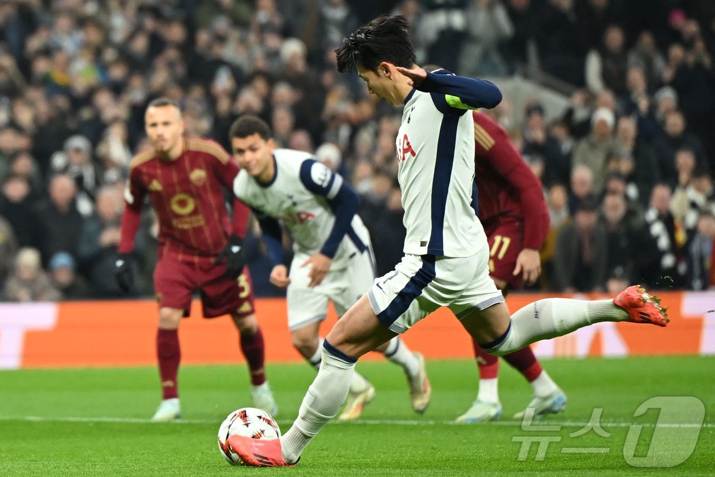본문 이미지 - 토트넘 홋스퍼 손흥민이 29일&#40;한국시간&#41; 열린 2024-25 UEFA 유로파리그 AS로마전에서 전반 5분 페널티킥 골을 넣었다. ⓒ AFP=뉴스1