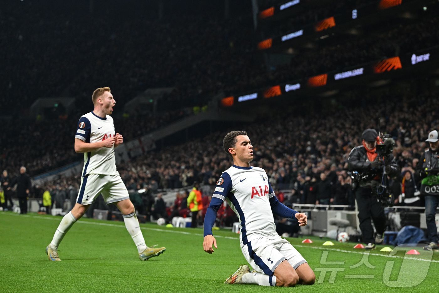 본문 이미지 - 토트넘 홋스퍼 브레넌 존슨이 29일&#40;한국시간&#41; 열린 2024-25 UEFA 유로파리그 AS로마전에서 전반 33분 결승 골을 넣었다. ⓒ AFP=뉴스1