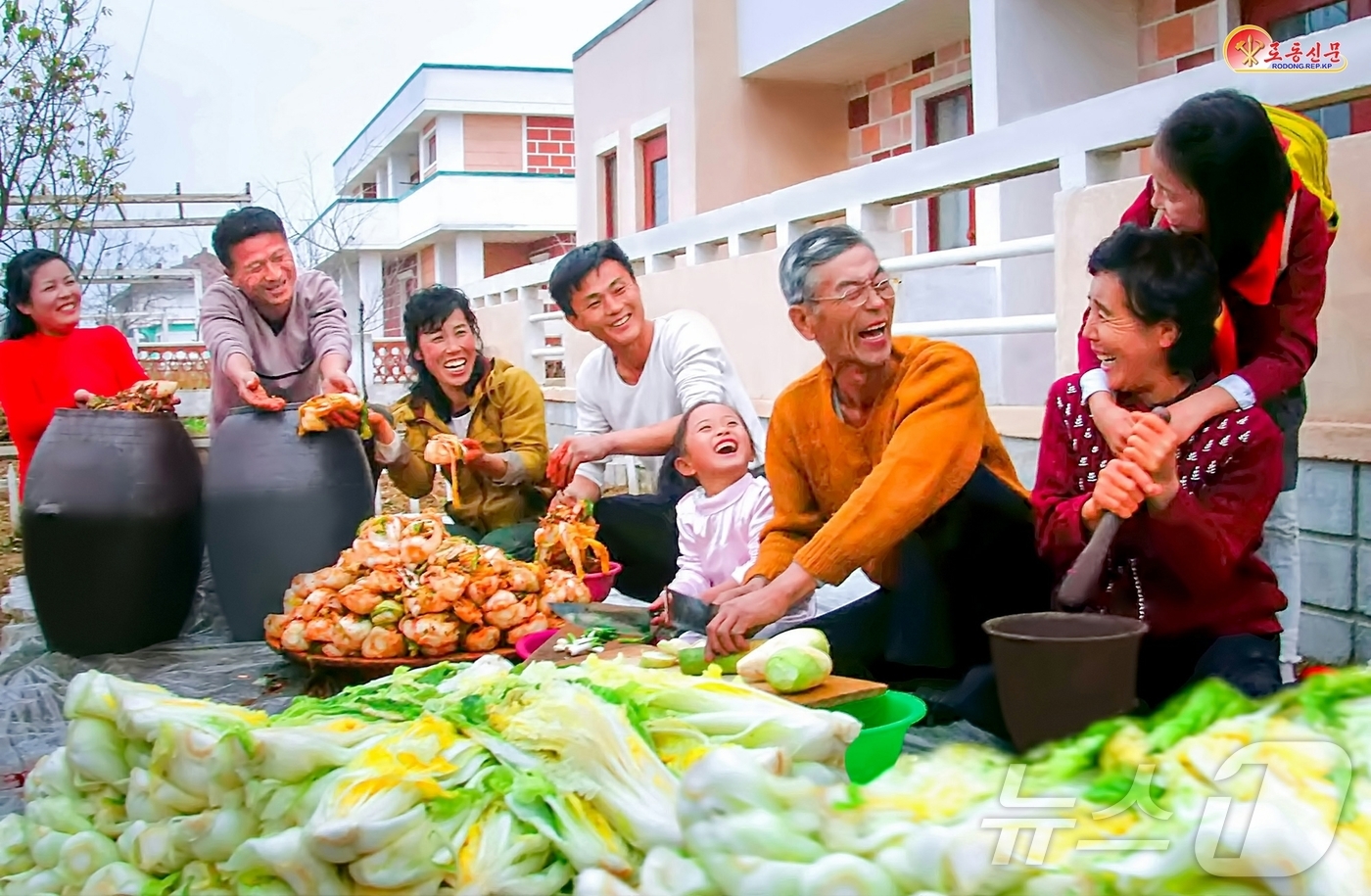 (평양 노동신문=뉴스1) = 북한 노동당 기관지 노동신문은 29일 주민들에게 "김장을 맛있게 담그며 화목을 도모해야한다"라고 당부했다. [국내에서만 사용가능. 재배포 금지. DB …