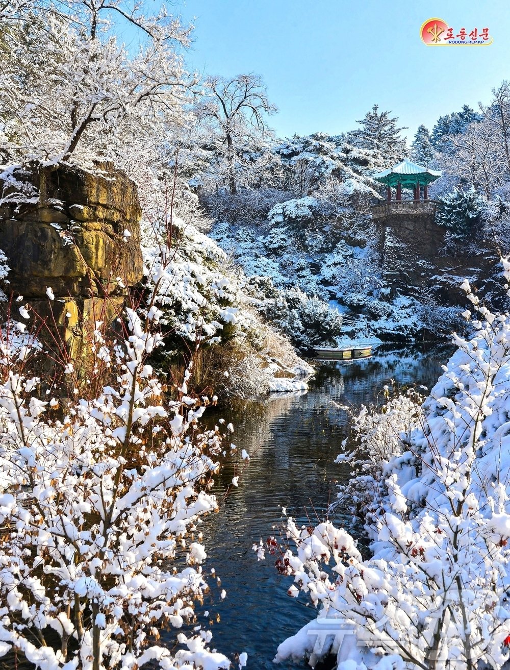 본문 이미지 - (평양 노동신문=뉴스1) = 북한 노동당 기관지 노동신문은 29일 "수도 평양에 첫눈이 내렸다"면서 평양의 설경을 선전했다.[국내에서만 사용가능. 재배포 금지. DB 금지. For Use Only in the Republic of Korea. Redistribution Prohibited] rodongphoto@news1.kr