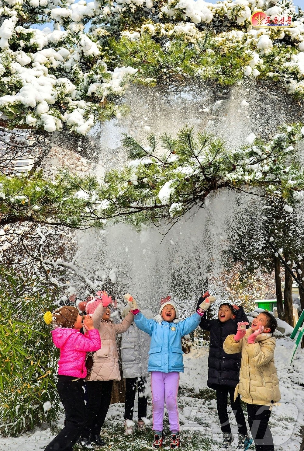 본문 이미지 - (평양 노동신문=뉴스1) = 북한 노동당 기관지 노동신문은 29일 "수도 평양에 첫눈이 내렸다"면서 평양의 설경을 선전했다.[국내에서만 사용가능. 재배포 금지. DB 금지. For Use Only in the Republic of Korea. Redistribution Prohibited] rodongphoto@news1.kr