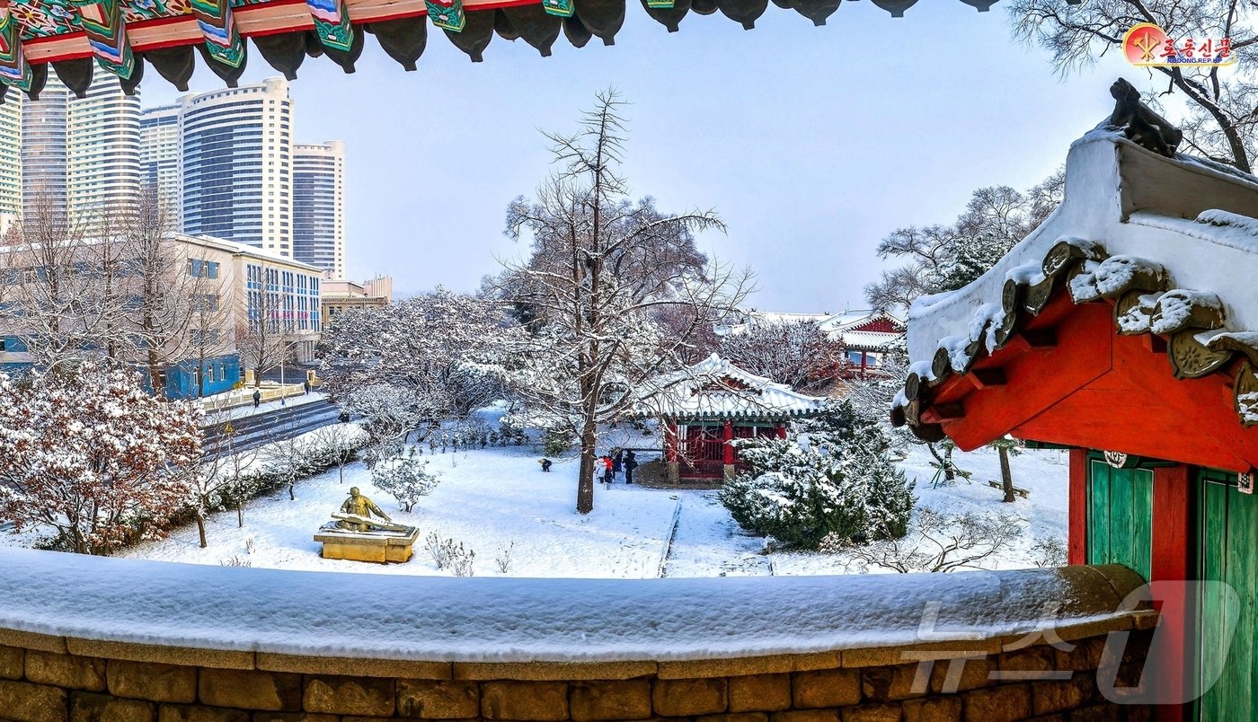 본문 이미지 - (평양 노동신문=뉴스1) = 북한 노동당 기관지 노동신문은 29일 "수도 평양에 첫눈이 내렸다"면서 평양의 설경을 선전했다.[국내에서만 사용가능. 재배포 금지. DB 금지. For Use Only in the Republic of Korea. Redistribution Prohibited] rodongphoto@news1.kr