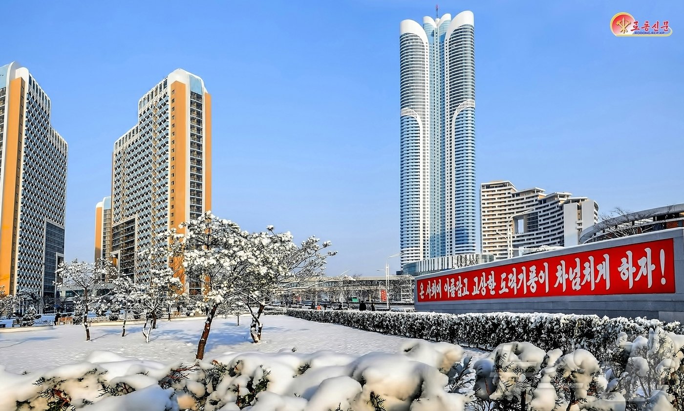 본문 이미지 - (평양 노동신문=뉴스1) = 북한 노동당 기관지 노동신문은 29일 "수도 평양에 첫눈이 내렸다"면서 평양의 설경을 선전했다.[국내에서만 사용가능. 재배포 금지. DB 금지. For Use Only in the Republic of Korea. Redistribution Prohibited] rodongphoto@news1.kr