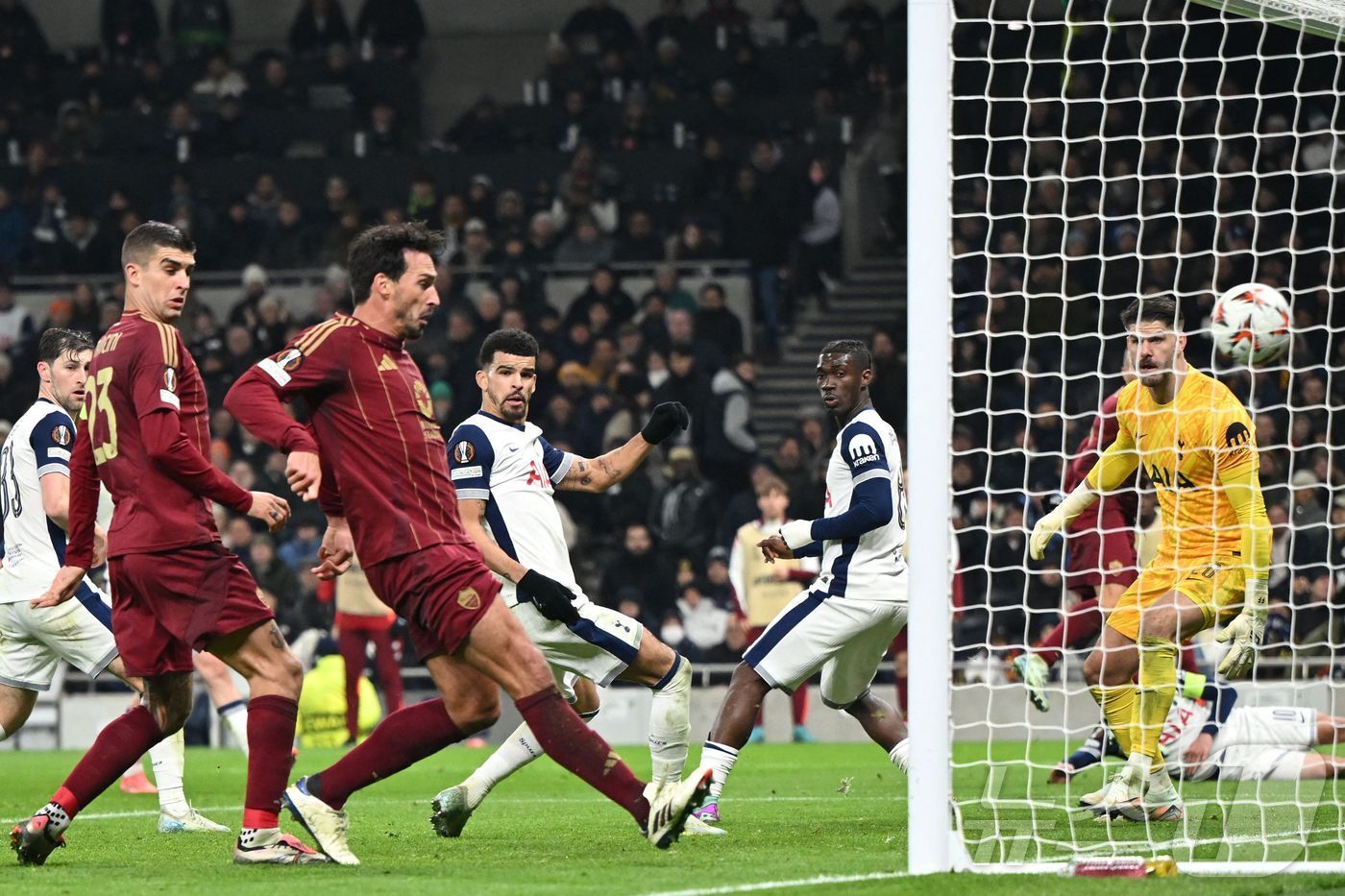 본문 이미지 - 토트넘 홋스퍼가 29일&#40;한국시간&#41; 열린 2024-25 UEFA 유로파리그 AS로마전에서 후반 46분 동점 골을 허용했다. ⓒ AFP=뉴스1