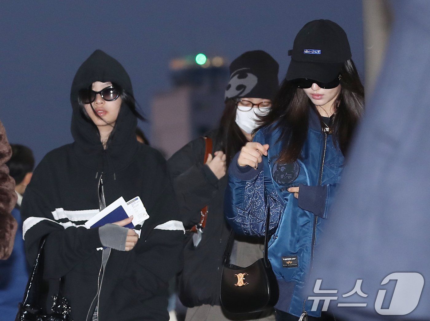 본문 이미지 - 걸그룹 뉴진스가 일본 도쿄 마쿠하리 멧세에서 열리는 '카운트다운 재팬 24/25(COUNTDOWN JAPAN 24/25)’ 일정을 위해 29일 오전 김포국제공항을 통해 일본 도쿄로 출국하고 있다. 2024.11.29/뉴스1 ⓒ News1 권현진 기자