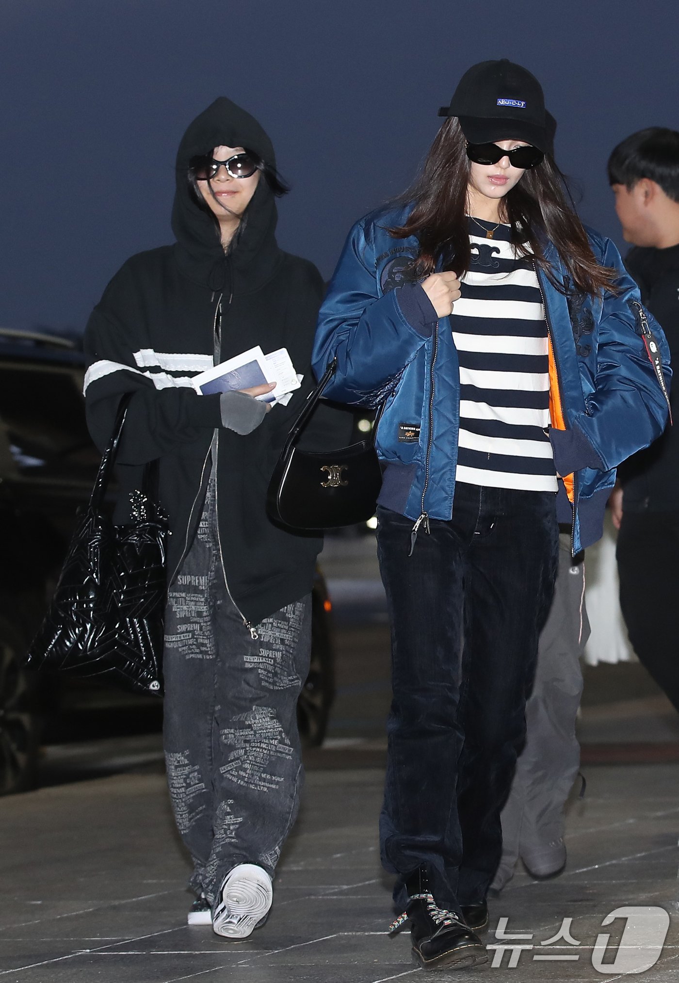 본문 이미지 - 걸그룹 뉴진스의 하니와 다니엘(오른쪽)이 일본 도쿄 마쿠하리 멧세에서 열리는 '카운트다운 재팬 24/25(COUNTDOWN JAPAN 24/25)’ 일정을 위해 29일 오전 김포국제공항을 통해 일본 도쿄로 출국하고 있다. 2024.11.29/뉴스1 ⓒ News1 권현진 기자