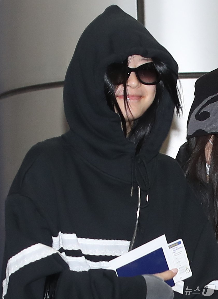 본문 이미지 - 걸그룹 뉴진스 하니가 일본 도쿄 마쿠하리 멧세에서 열리는 '카운트다운 재팬 24/25(COUNTDOWN JAPAN 24/25)’ 일정을 위해 29일 오전 김포국제공항을 통해 일본 도쿄로 출국하고 있다. 2024.11.29/뉴스1 ⓒ News1 권현진 기자